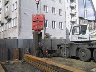 Używany wibromłot PVE 2316 VM do pracy na dźwigu Używany wibromłot PVE 2316 VM do pracy na dźwigu